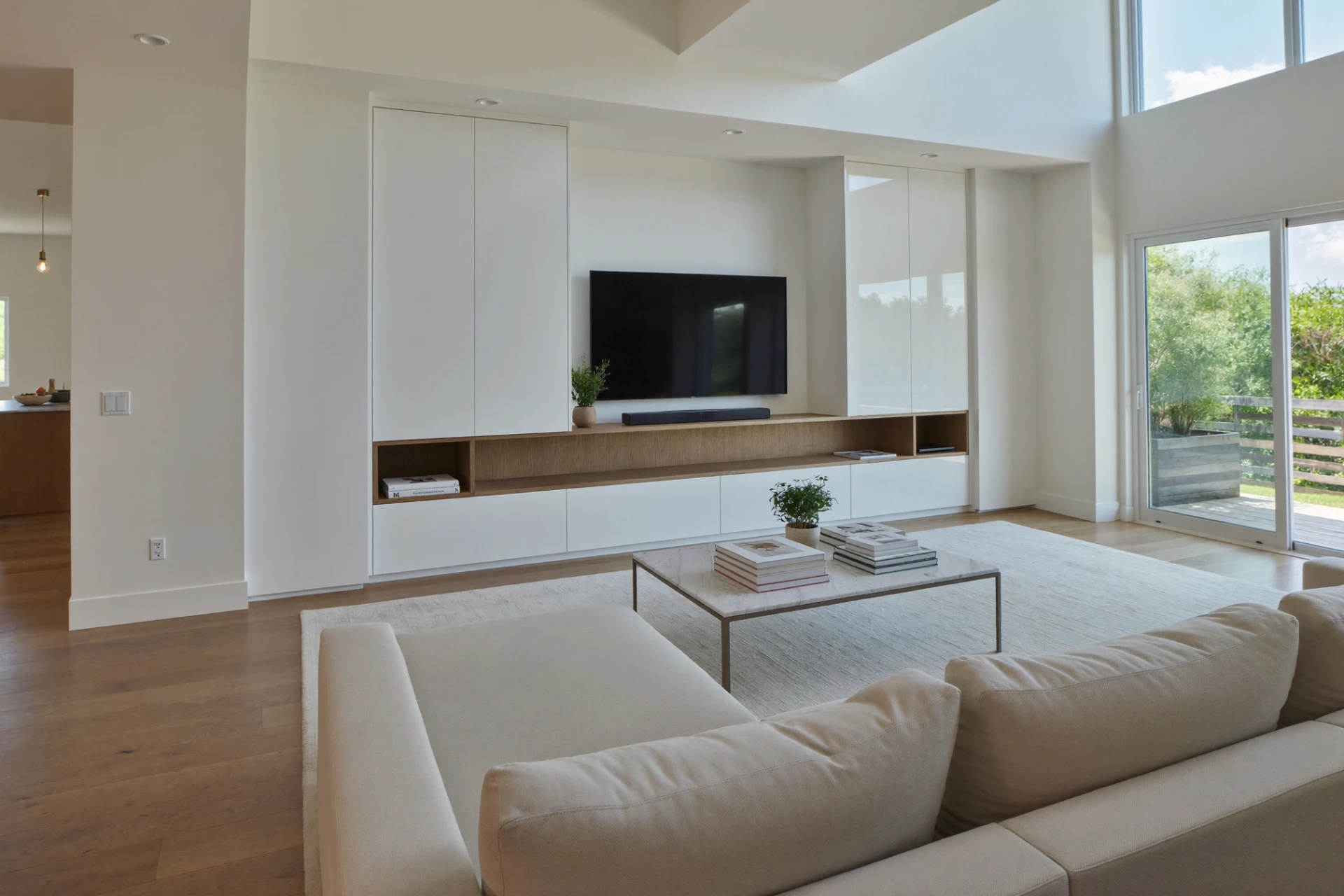 Helles Wohnzimmer mit Sofa, Couchtisch und eingebauter Schrankwand